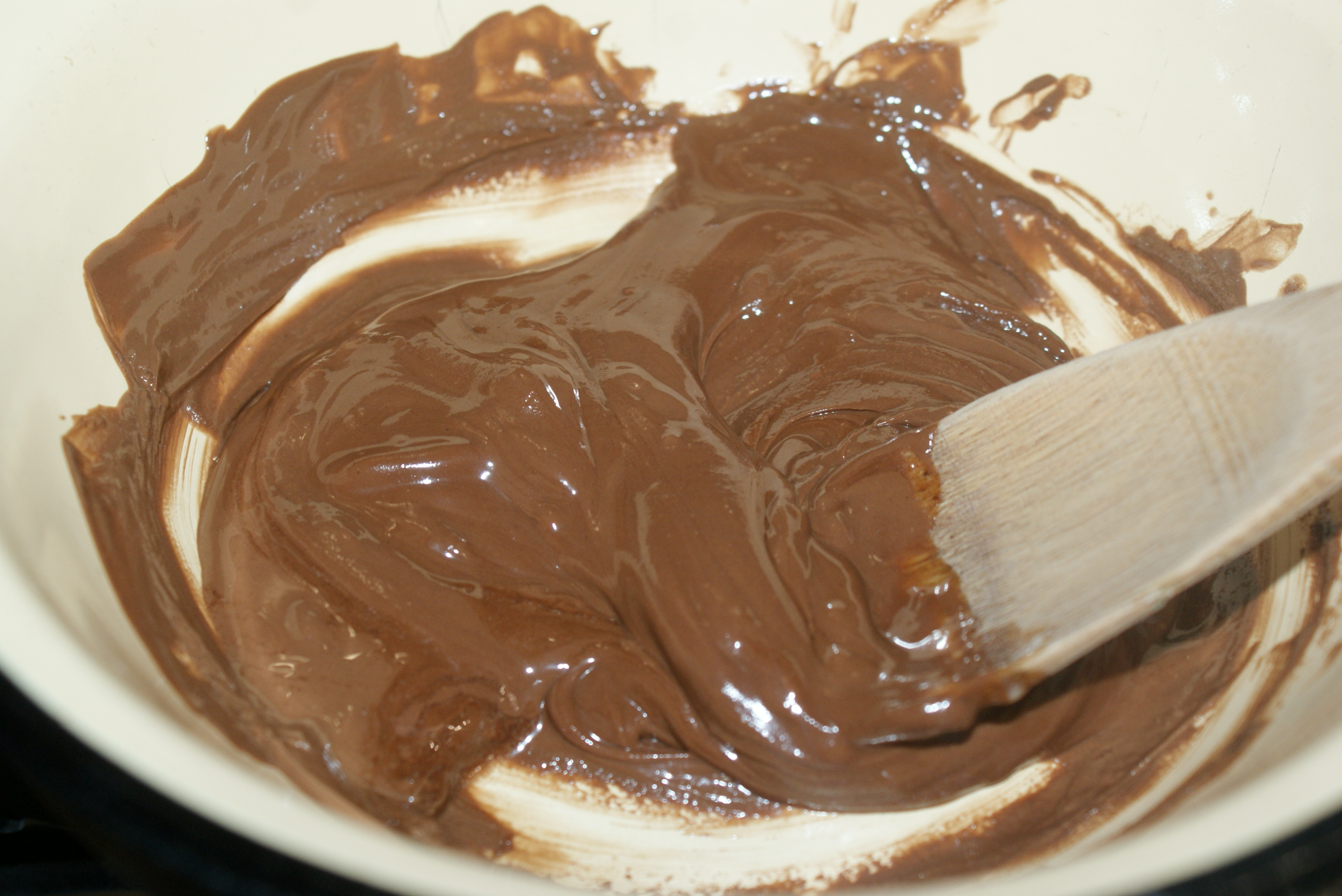 Шоколадное масло рецепт с фото. Шоколадное масло. Шоколадное масло и молоко. Растопленный шоколад. Масло сливочное шоколадное.